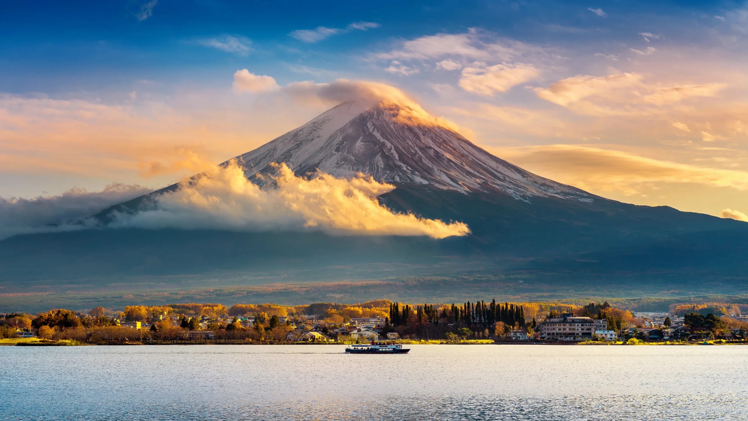 fuji-mountain-kawaguchiko-lake-sunset-autumn-seasons-fuji-mountain-yamanachi-japan